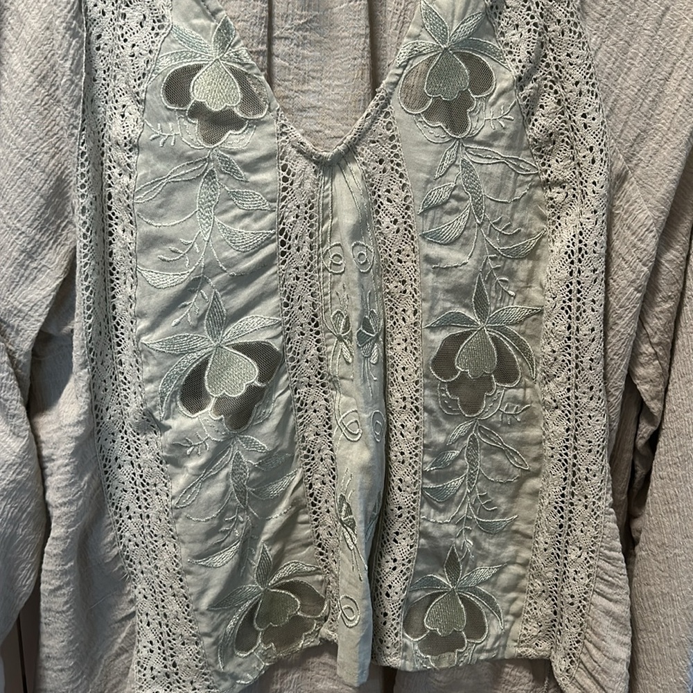 Free people Sivan embroidered blouse featuring beautiful crocheted panels - Picture 4 of 5